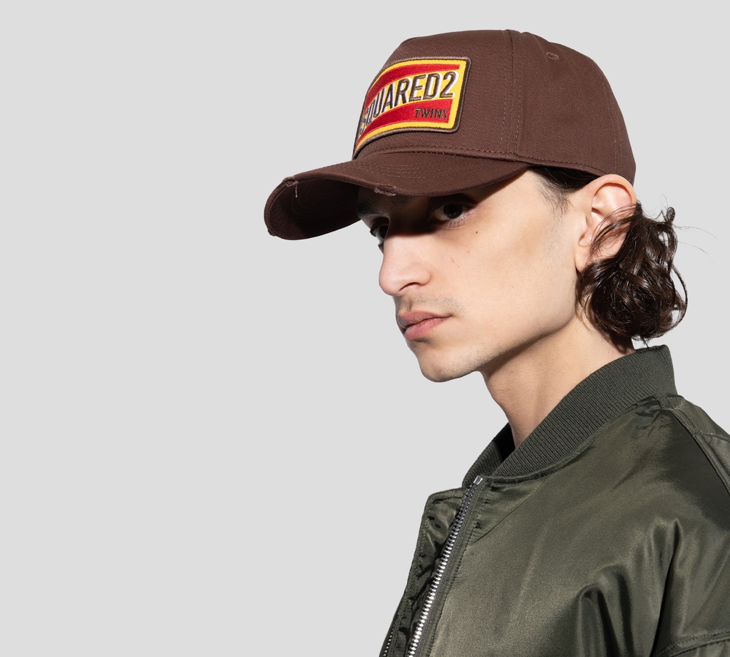 Dsquared2 - GORRA MARRON CON BORDADO AMARILLO Y ROJO