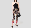 Versace Jeans Couture - PANTALÓN DE VESTIR CORTE CLÁSICO CON ESTAMPADO GARLAND FLOREADO Y RUEDOS ROJOS