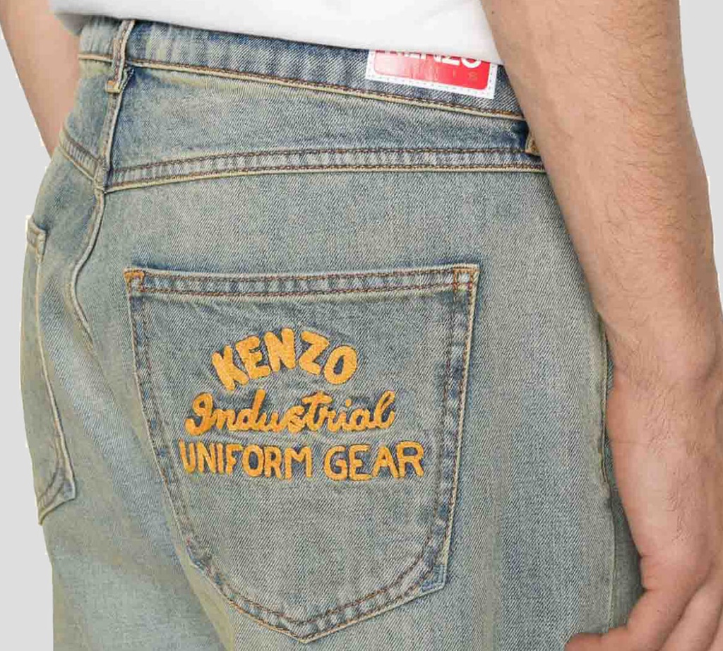 Kenzo - JEAN CORTE RECTO CON LETRAS BORDADAS SOBRE BOLSILLO TRASERO