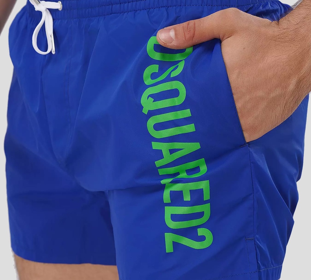 Dsquared2 - SHORT DE PLAYA MIDI, AZUL CON LETRAS VERDES