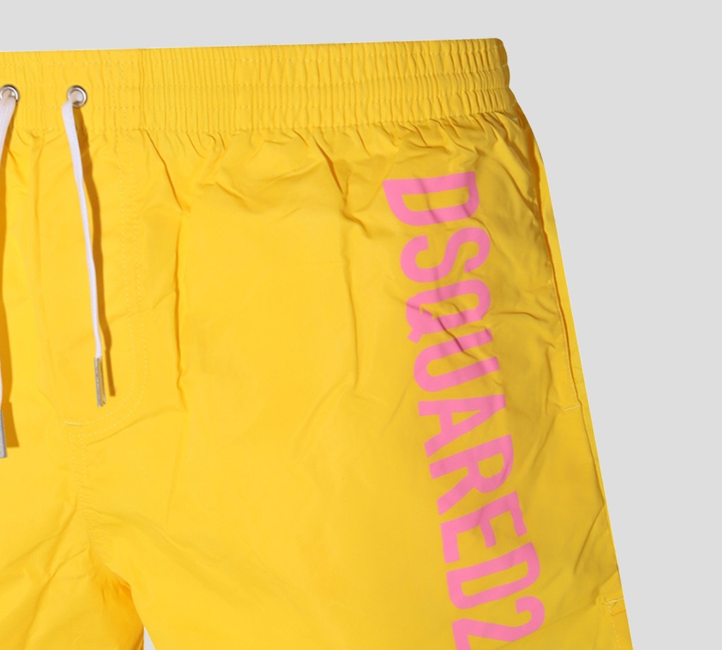 Dsquared2 - SHORT DE PLAYA MIDI, AMARILLO CON LETRAS ROSADAS