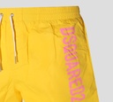 Dsquared2 - SHORT DE PLAYA MIDI, AMARILLO CON LETRAS ROSADAS