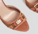 Elisabetta Franchi - SANDALIA EN CUERO SINTETICO DE TACON MEDIANO CON BROCHE AL TOBILLO