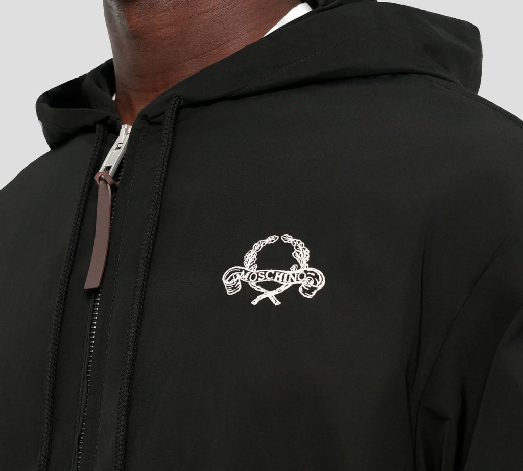 Moschino - CHAQUETA IMPERMEABLE NEGRA CON BORDADO BLANCO