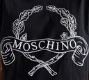 Moschino - FRANELA NEGRA CON BORDADO BLANCO EN EL PECHO