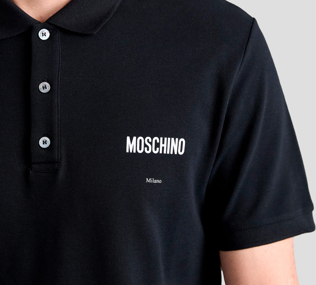 Moschino - POLO EN PUNTO PIQUÉ CON LOGO MILANO SOBRE EL PECHO