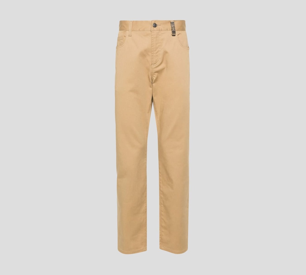 Moschino - PANTALÓN DE GABARDINA CORTE CLÁSICO CON PLACA METÁLICA SOBRE TRABILLA