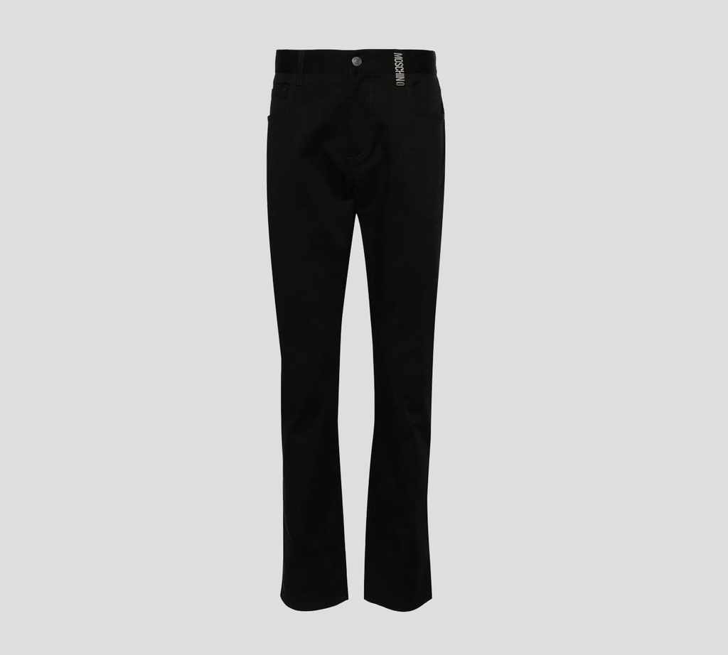 Moschino - PANTALÓN DE GABARDINA CORTE CLÁSICO CON PLACA METÁLICA SOBRE TRABILLA