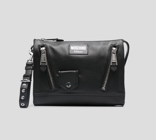 [A8402-8002-0555] Moschino - CLUTCH "BIKER" CON ASA PARA LA MANO