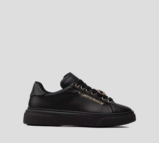 Elisabetta Franchi - SNEAKER CON DETALLES EN DORADO Y HEBILLA EF SOBRE TRENZAS